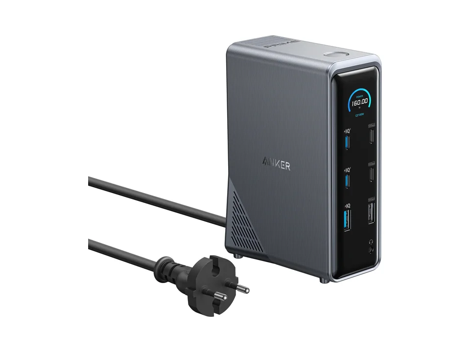 Dock Anker Prime gris colocado en vertical con su pantalla de estado y sus puertos frontales, cable de alimentación conectado, sobre fondo liso
