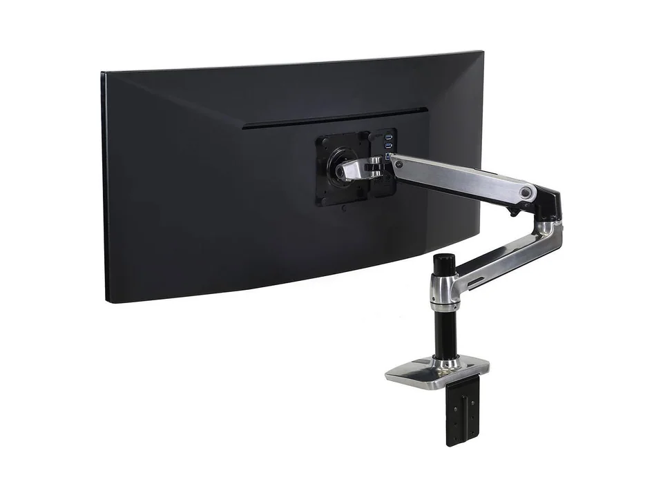 Brazo para monitor Ergotron LX en aluminio pulido sujetando un monitor ultrapanorámico, vista trasera en tres cuartos