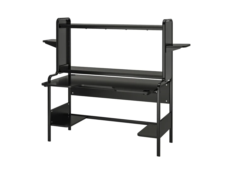 Bureau gamer IKEA FREDDE noir avec étagère d'écran, tablettes latérales et tablette basse, vue de trois quarts
