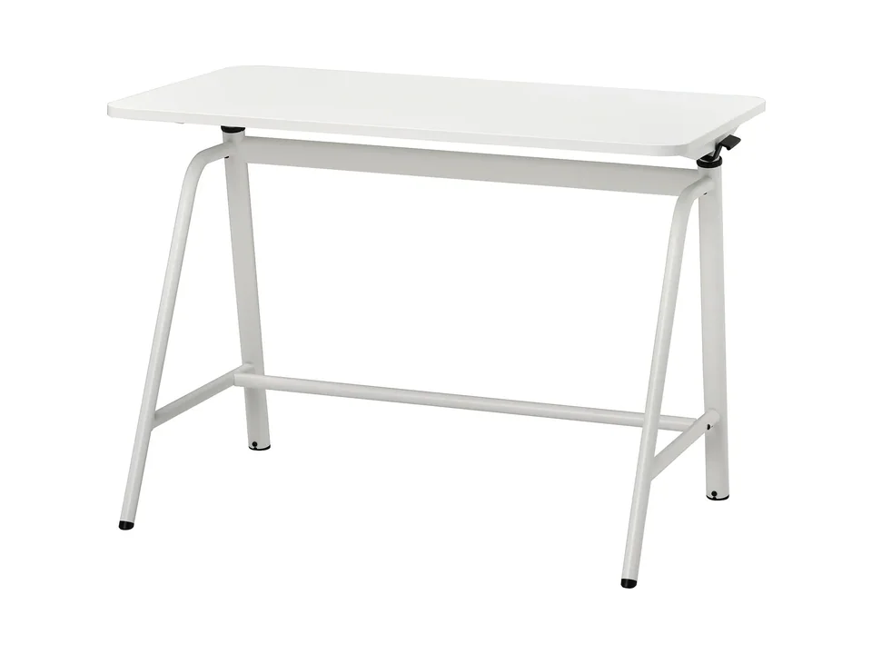 Escritorio elevable IKEA GLADHÖJDEN blanco con estructura de acero blanca, vista en tres cuartos