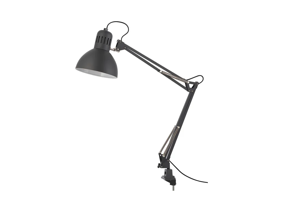 Lámpara de trabajo IKEA TERTIAL gris oscuro con su pinza y su brazo articulado, sobre fondo blanco