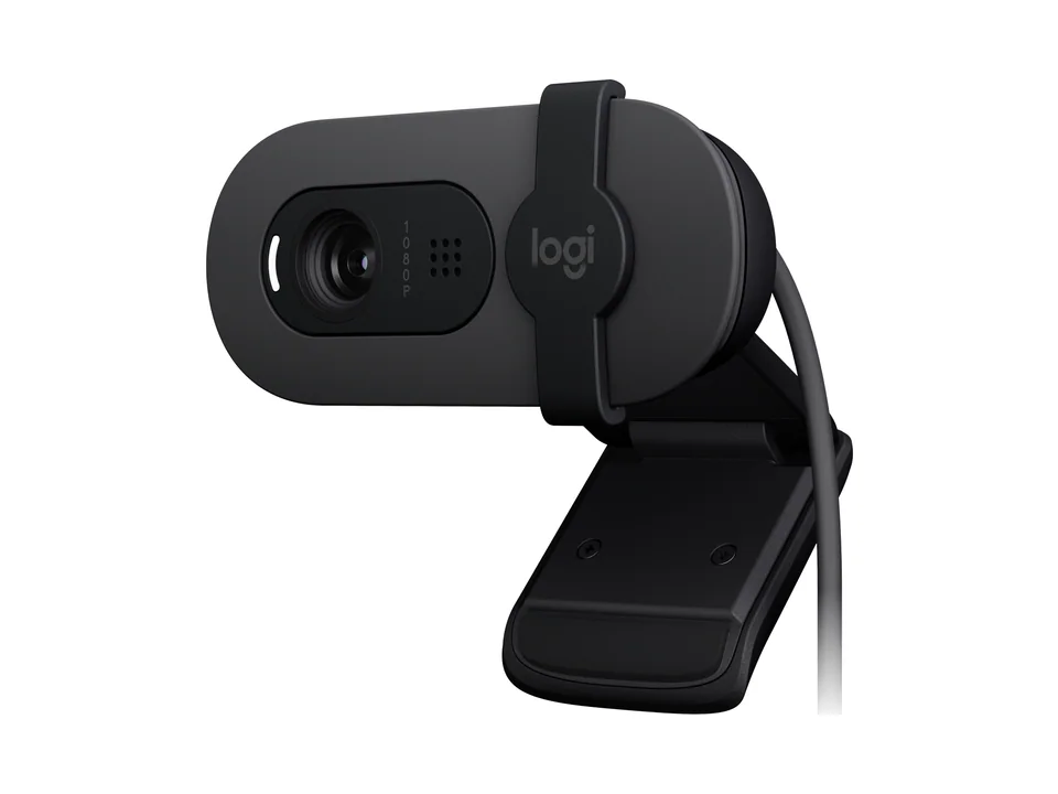 Webcam Logitech Brio 100 graphite sur son clip d'écran, vue de trois quarts