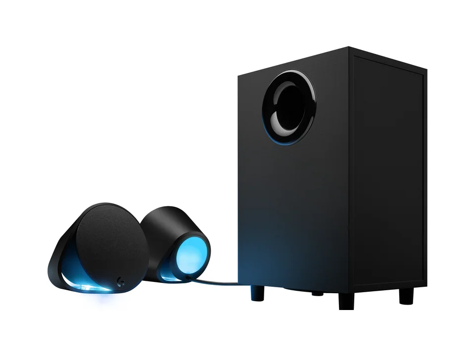 Logitech G560 Lautsprechersystem: zwei schwarze Satelliten mit blauer Beleuchtung und ein schwarzer Subwoofer, Dreiviertelansicht