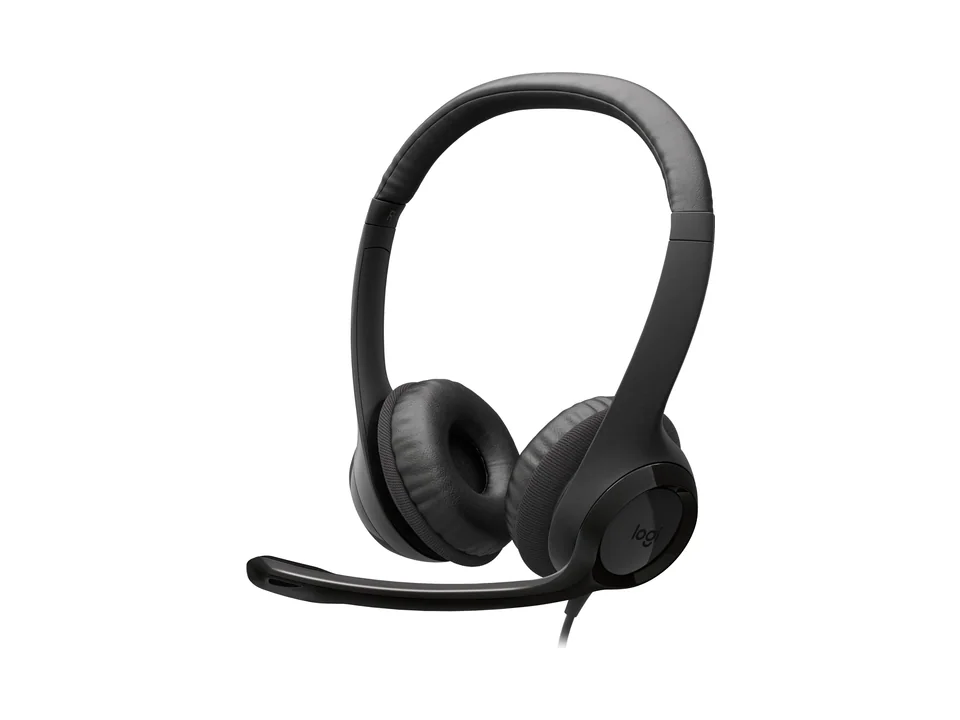 Auriculares USB Logitech H390 negros con su micrófono de brazo, vista frontal de tres cuartos