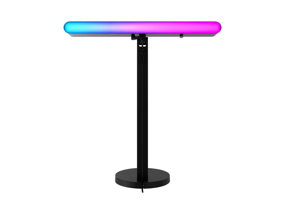 Schwarze Lichtleiste Logitech Litra Beam LX auf ihrem Tischstandfuß, blau und pink leuchtend, auf weißem Grund