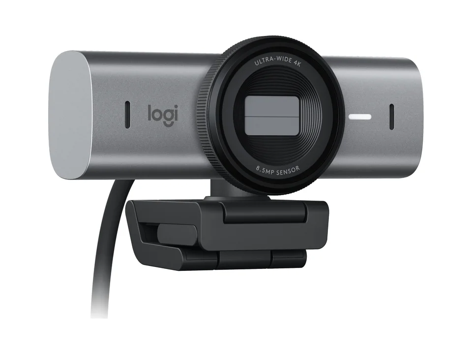Webcam Logitech MX Brio en grafito sobre su pinza para monitor, vista de tres cuartos