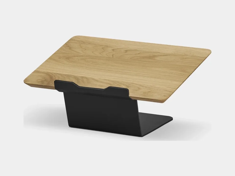 Oakywood Laptop Riser mit Eichenplattform auf schwarzem Stahlfuß, auf hellgrauem Grund
