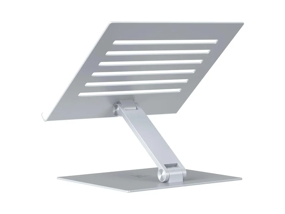 Support pour ordinateur portable Razer argent avec plateau ajouré relevé, vu de trois quarts sur fond blanc