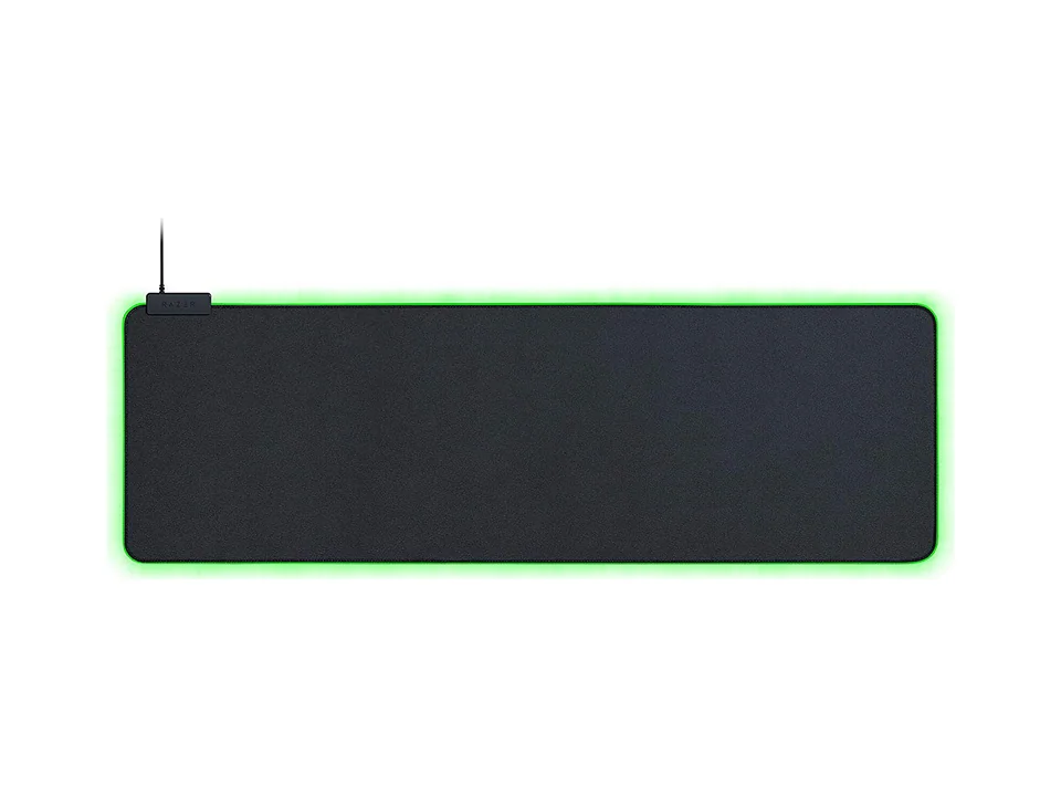 Schwarzes Razer Goliathus Extended Chroma mit grünem Leuchten an den Rändern, Draufsicht auf weißem Grund