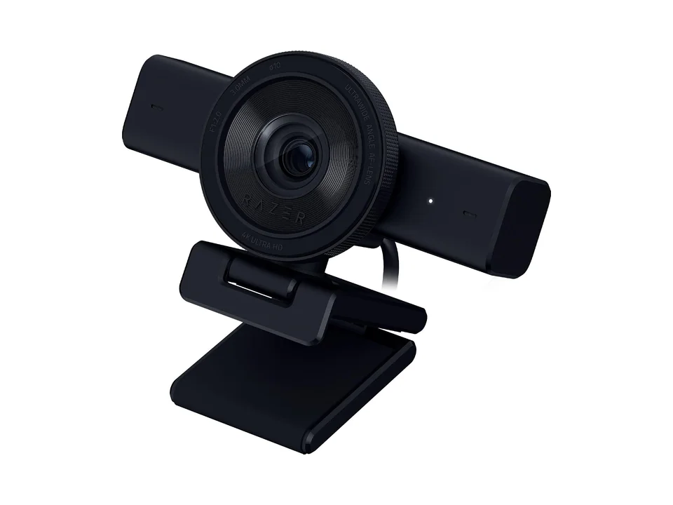 Webcam Razer Kiyo V2 negra sobre su soporte en forma de L, vista de tres cuartos