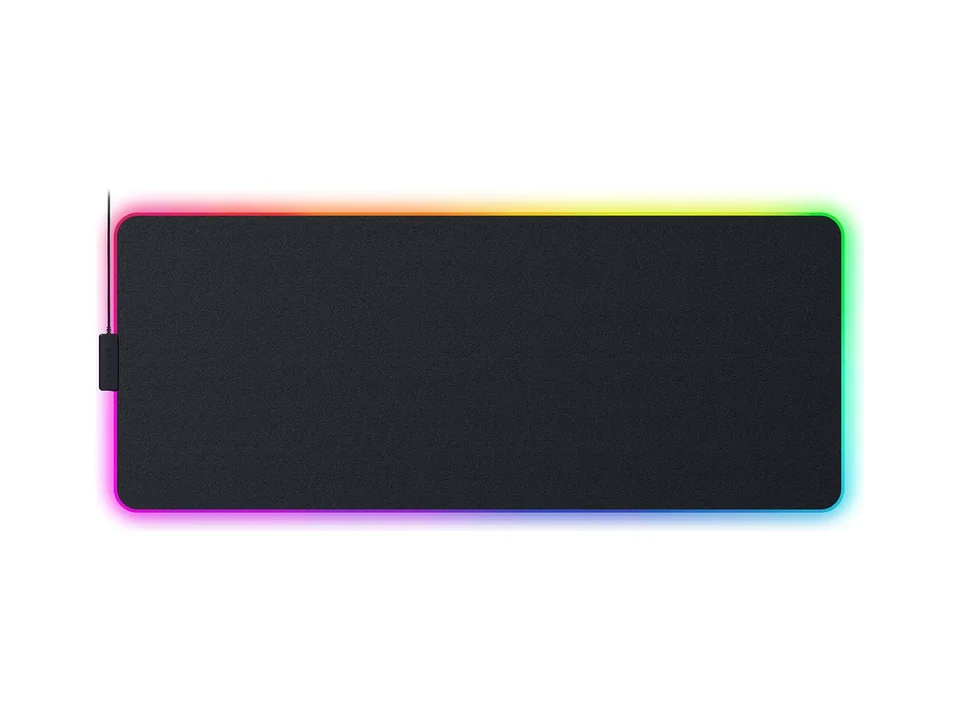 Schwarzes Mauspad Razer Strider Chroma mit mehrfarbigem RGB-Rand, Draufsicht auf weißem Grund