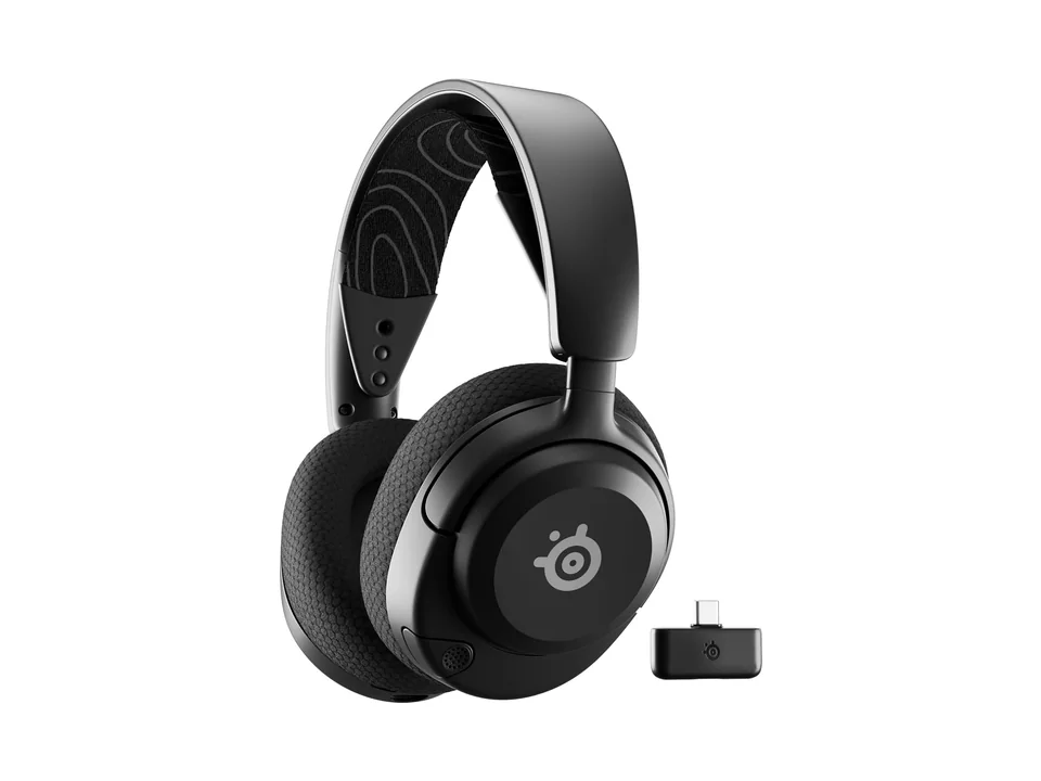 Auriculares inalámbricos SteelSeries Arctis Nova 5 negros junto a su dongle USB-C