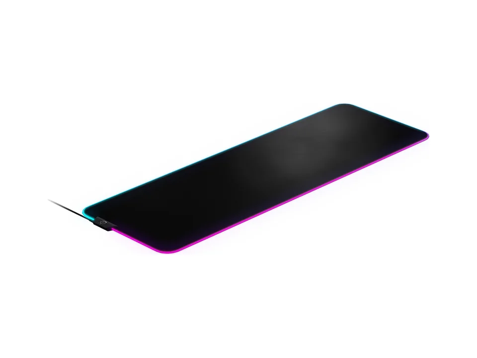 Schwarzes Mauspad SteelSeries QcK Prism Cloth XL mit blau und pink leuchtendem Rand, Dreiviertelansicht auf hellem Grund