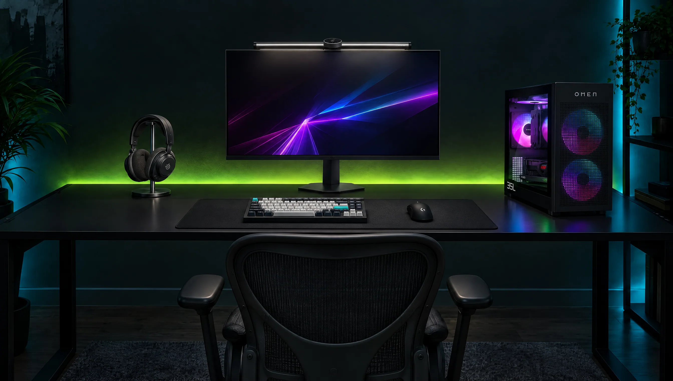 Bureau noir dans une pièce sombre avec un écran LG UltraGear OLED de 27 pouces sous une barre lumineuse BenQ, une tour HP OMEN 35L aux ventilateurs RGB à droite, un casque SteelSeries noir sur support à gauche, un clavier Keychron et une souris noire sur un grand tapis, une chaise Herman Miller Aeron devant et une ligne LED verte sur le mur